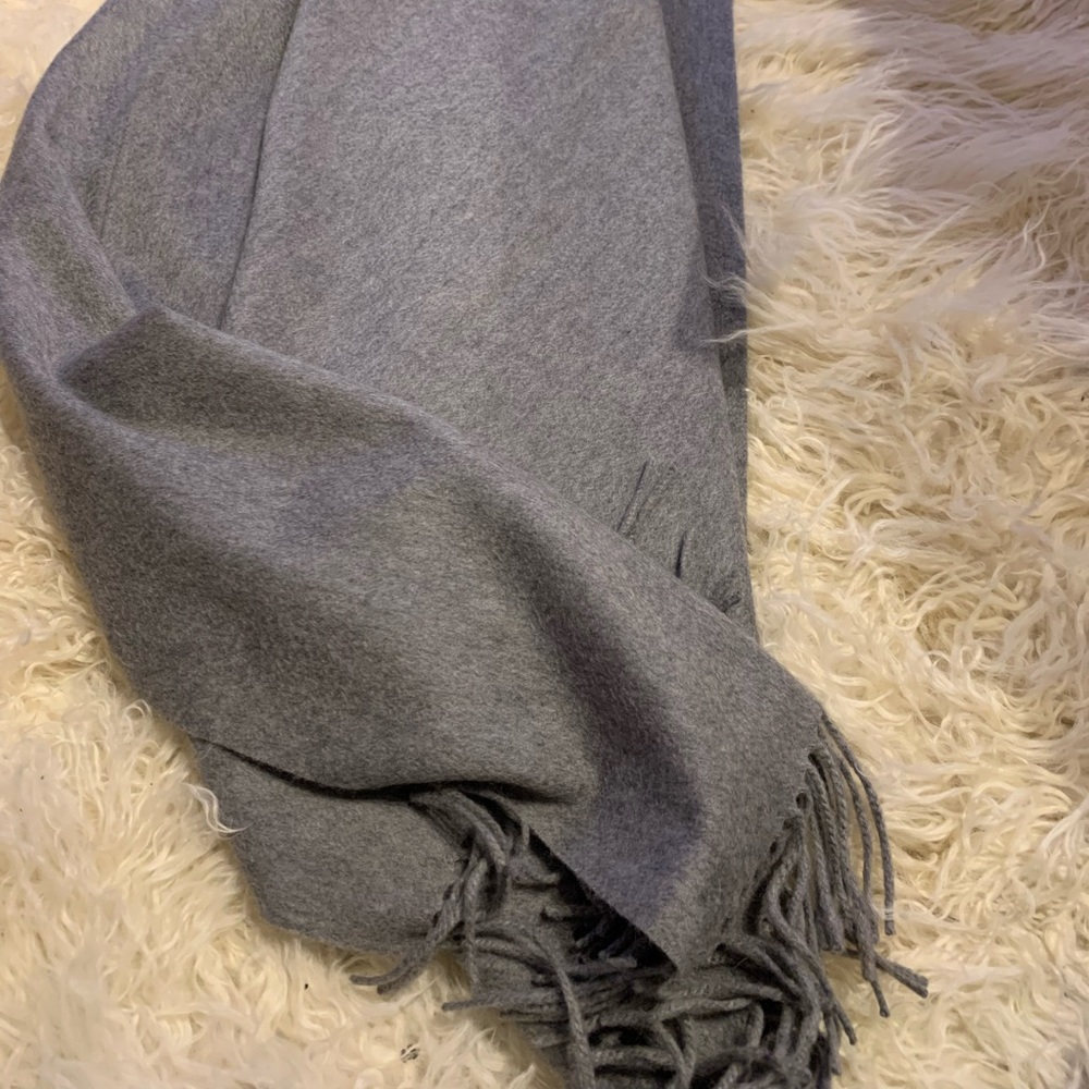 Cashmere Wrap. - Picture 3 of 3